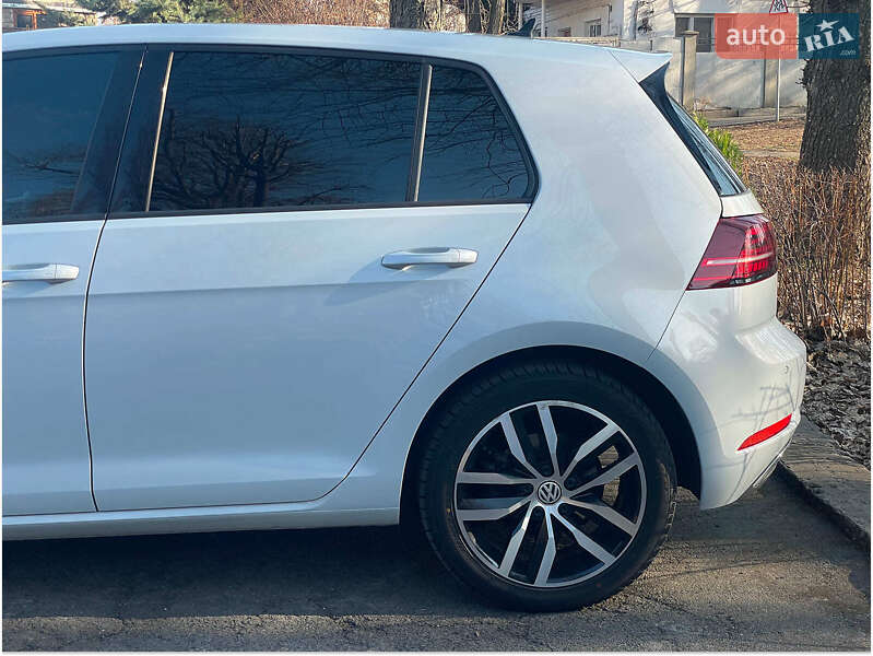 Хэтчбек Volkswagen e-Golf 2018 в Киеве