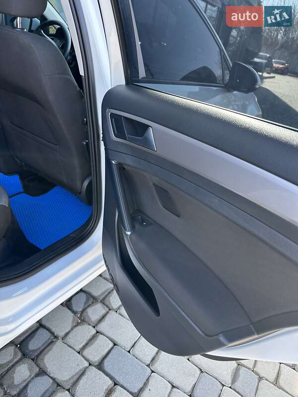 Хетчбек Volkswagen e-Golf 2014 в Івано-Франківську фото 19 Хетчбек Volkswagen e-Golf 2014 в Івано-Франківську