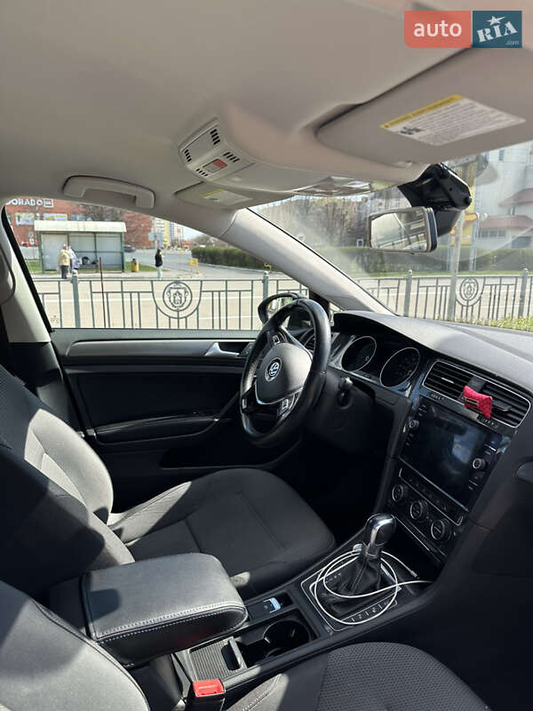 Хетчбек Volkswagen e-Golf 2017 в Києві