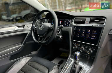 Хэтчбек Volkswagen e-Golf 2017 в 