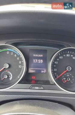 Хетчбек Volkswagen e-Golf 2015 в 