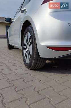 Хетчбек Volkswagen e-Golf 2015 в 