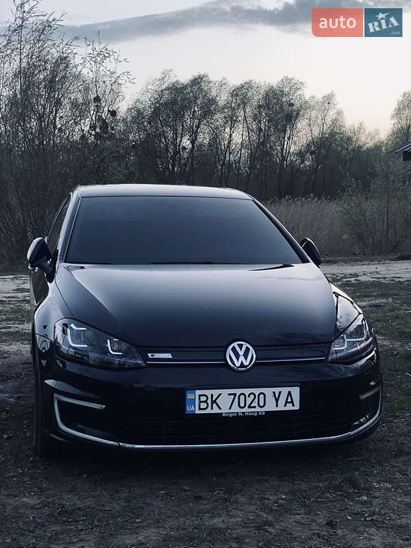 Хетчбек Volkswagen e-Golf 2016 в 