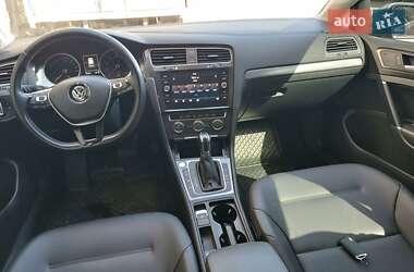 Хэтчбек Volkswagen e-Golf 2017 в 