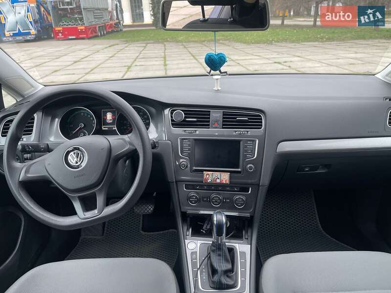 Хэтчбек Volkswagen e-Golf 2016 в Киеве