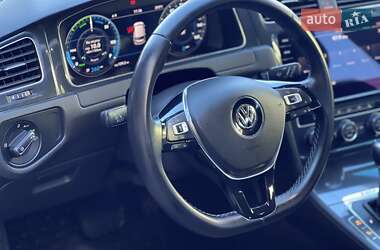 Хэтчбек Volkswagen e-Golf 2017 в 