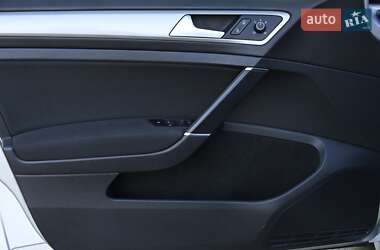 Хэтчбек Volkswagen e-Golf 2015 в 