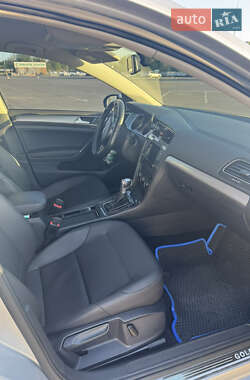 Хэтчбек Volkswagen e-Golf 2014 в 