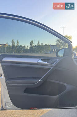 Хэтчбек Volkswagen e-Golf 2014 в 