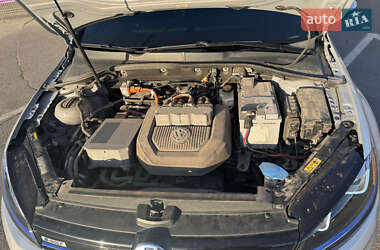 Хэтчбек Volkswagen e-Golf 2014 в 