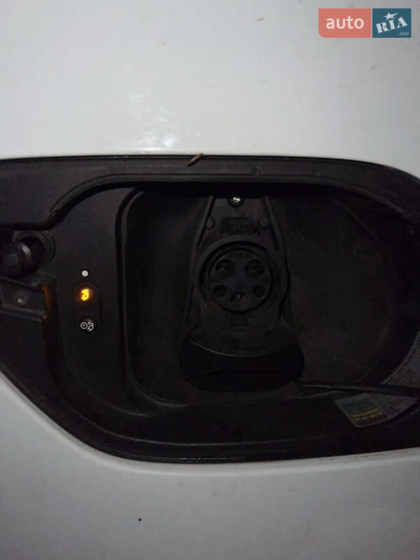 Хетчбек Volkswagen e-Golf 2015 в Києві