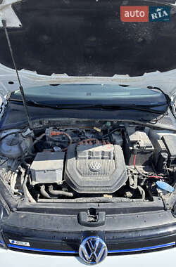 Хетчбек Volkswagen e-Golf 2015 в 