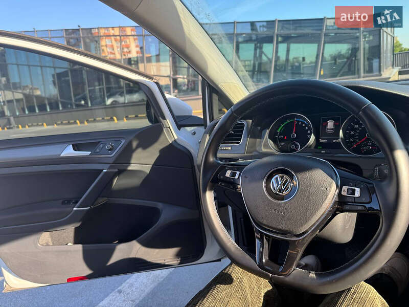Хэтчбек Volkswagen e-Golf 2017 в Киеве