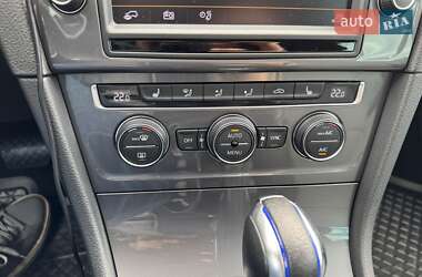 Хетчбек Volkswagen e-Golf 2015 в 