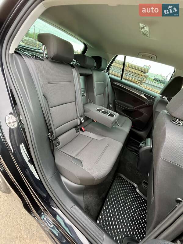 Хэтчбек Volkswagen e-Golf 2018 в Львове фото 37 Хэтчбек Volkswagen e-Golf 2018 в Львове