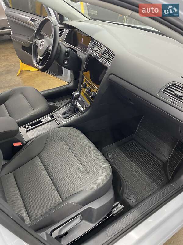 Хетчбек Volkswagen e-Golf 2018 в Дніпрі