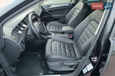 Хетчбек Volkswagen e-Golf 2015 в  фото 38 Хетчбек Volkswagen e-Golf 2015 в