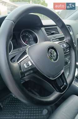 Хетчбек Volkswagen e-Golf 2015 в  фото 42 Хетчбек Volkswagen e-Golf 2015 в
