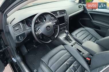 Хетчбек Volkswagen e-Golf 2015 в  фото 40 Хетчбек Volkswagen e-Golf 2015 в