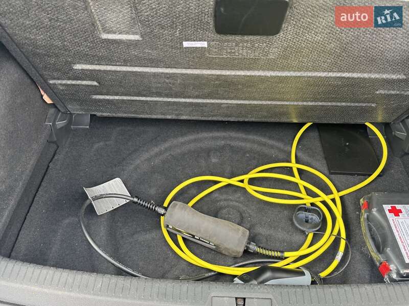 Хетчбек Volkswagen e-Golf 2014 в Сарнах фото 14 Хетчбек Volkswagen e-Golf 2014 в Сарнах