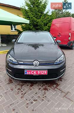 Хетчбек Volkswagen e-Golf 2015 в  фото 19 Хетчбек Volkswagen e-Golf 2015 в