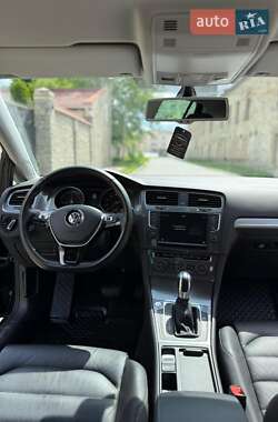 Хэтчбек Volkswagen e-Golf 2015 в 