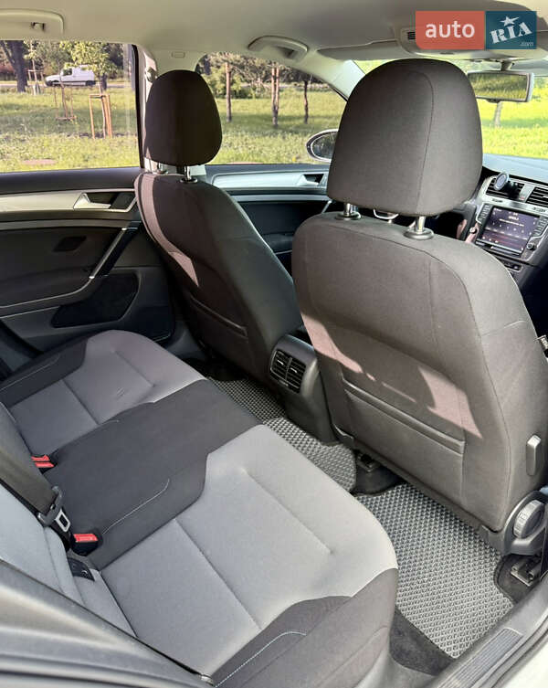 Хэтчбек Volkswagen e-Golf 2016 в Киеве