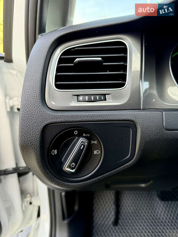 Хэтчбек Volkswagen e-Golf 2016 в Киеве