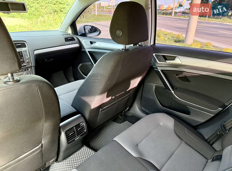 Хэтчбек Volkswagen e-Golf 2016 в Киеве