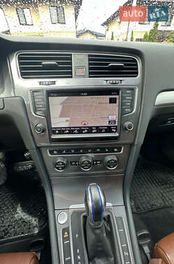 Хэтчбек Volkswagen e-Golf 2015 в 