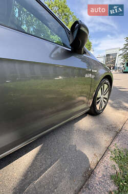 Хэтчбек Volkswagen e-Golf 2015 в 