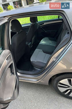 Хэтчбек Volkswagen e-Golf 2015 в 