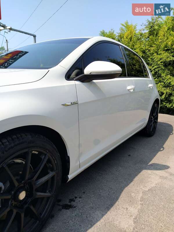 Хэтчбек Volkswagen e-Golf 2014 в Шептицькому