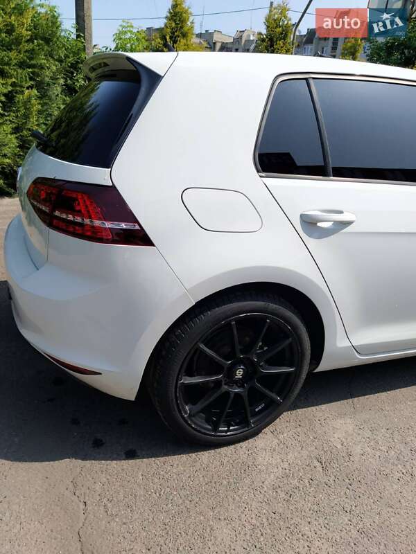 Хэтчбек Volkswagen e-Golf 2014 в Шептицькому