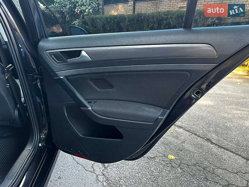 Хетчбек Volkswagen e-Golf 2017 в Києві фото 19 Хетчбек Volkswagen e-Golf 2017 в Києві