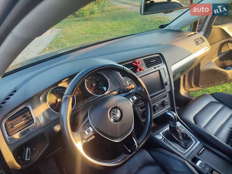 Хэтчбек Volkswagen e-Golf 2016 в Нововолынске