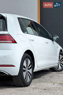Хэтчбек Volkswagen e-Golf 2017 в 