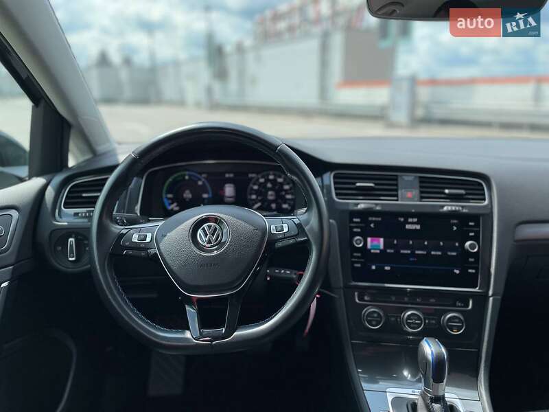 Хэтчбек Volkswagen e-Golf 2019 в Киеве