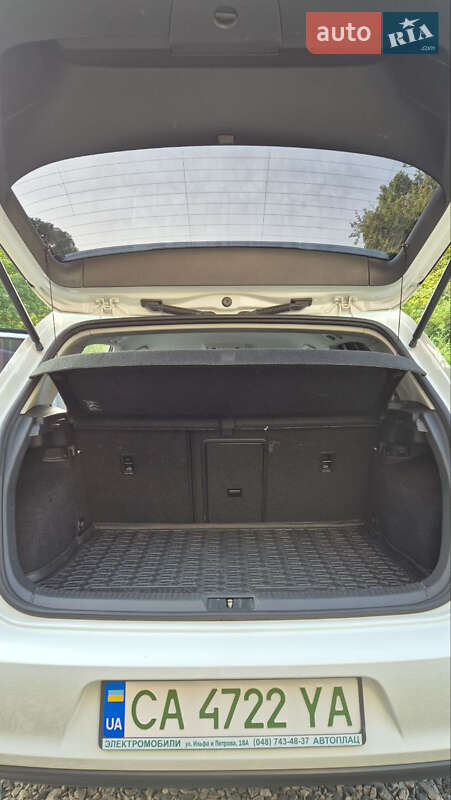 Хэтчбек Volkswagen e-Golf 2016 в Умани