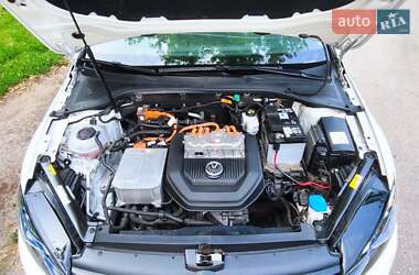 Хэтчбек Volkswagen e-Golf 2019 в 