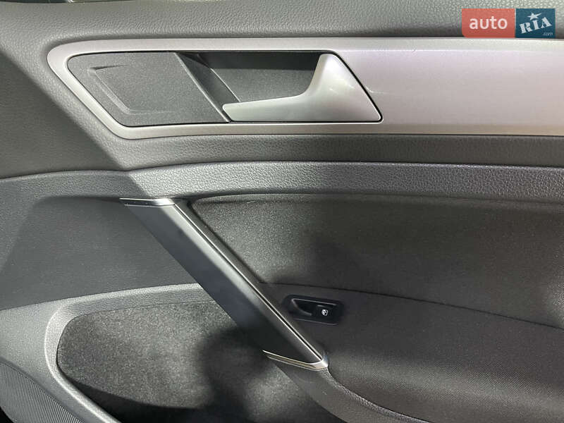 Хетчбек Volkswagen e-Golf 2015 в Києві