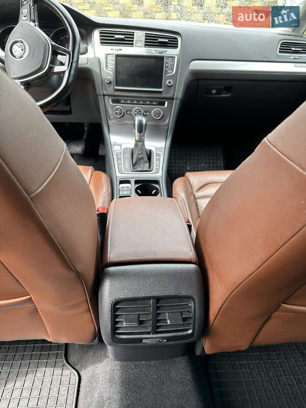 Хетчбек Volkswagen e-Golf 2015 в Києві