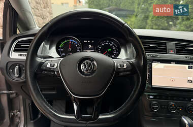 Хетчбек Volkswagen e-Golf 2016 в 