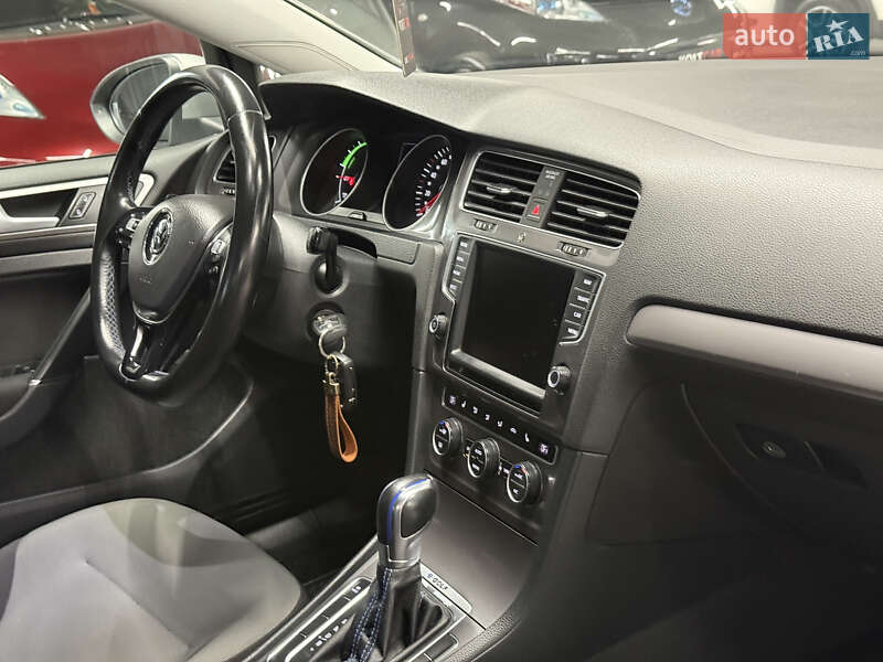 Хэтчбек Volkswagen e-Golf 2015 в Владимире