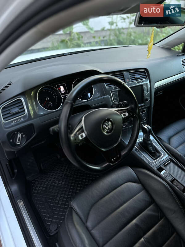 Хетчбек Volkswagen e-Golf 2015 в Шепетівці