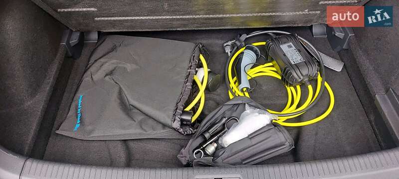 Хэтчбек Volkswagen e-Golf 2020 в Киеве