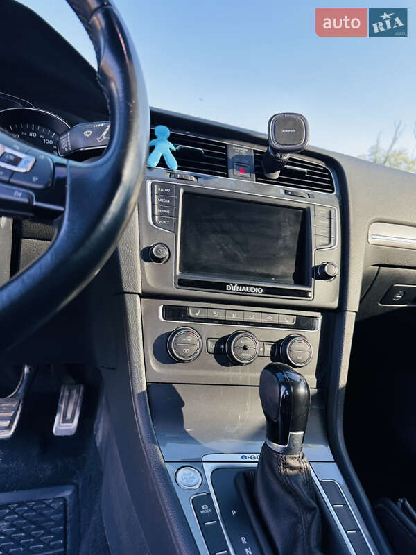 Хетчбек Volkswagen e-Golf 2015 в Чернівцях