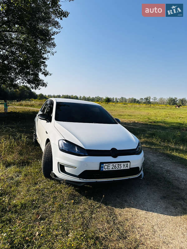 Хетчбек Volkswagen e-Golf 2015 в Чернівцях