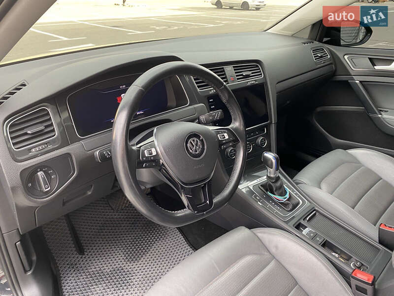 Хэтчбек Volkswagen e-Golf 2018 в Киеве