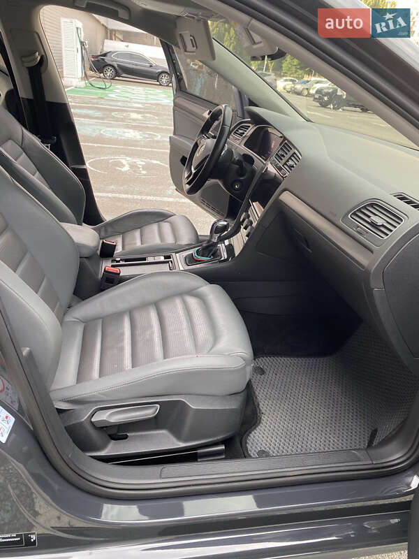 Хэтчбек Volkswagen e-Golf 2018 в Киеве